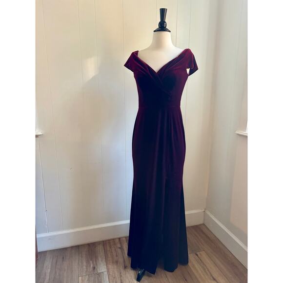 AQUA Formal Off the Shoulder Fluted Velvet Gown Burgundy Size 4 - Picture 4 of 10